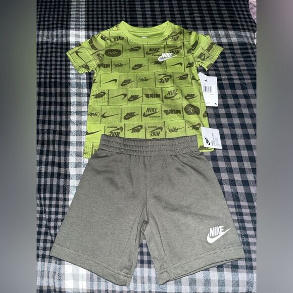 Boys NIKE 2 Piece Set Size 4 - Picture 1 of 8